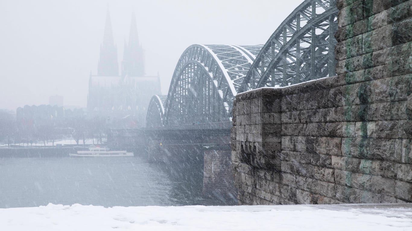 Kölner Dom und Hohenzollernbrücke bei Schnee (Symbolbild): Laut Deutschem Wetterdienst (DWD) könnte es noch heute Abend in Köln schneien.