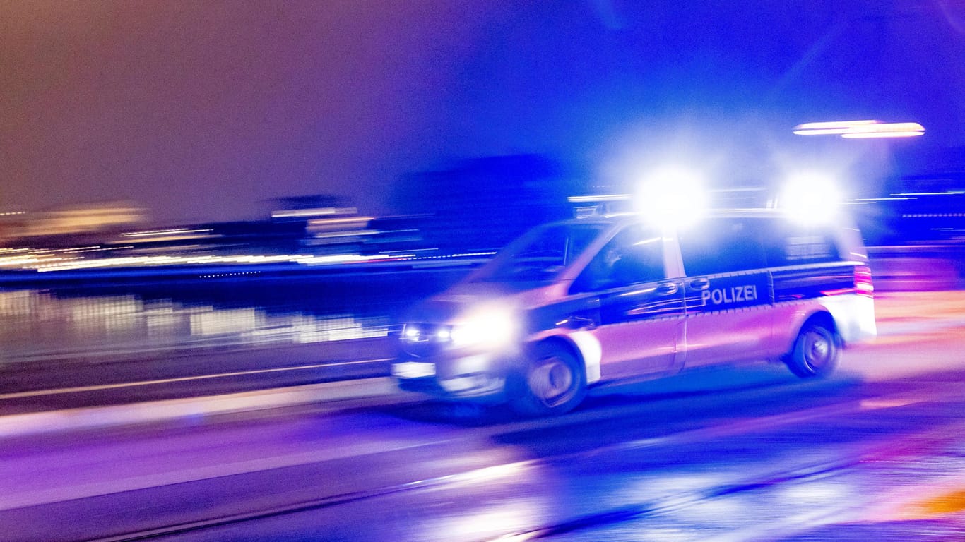 Ein Polizeiwagen fährt zu einem Einsatz (Symbolbild): Die Täter konnten unerkannt flüchten.