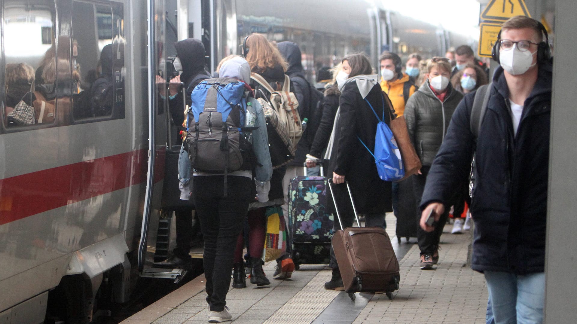 Menschen steigen in Mannheim in einen Zug (Symbolbild): An dem Bahnhof wurde ein Zweijährige ohne Mutter gefunden.