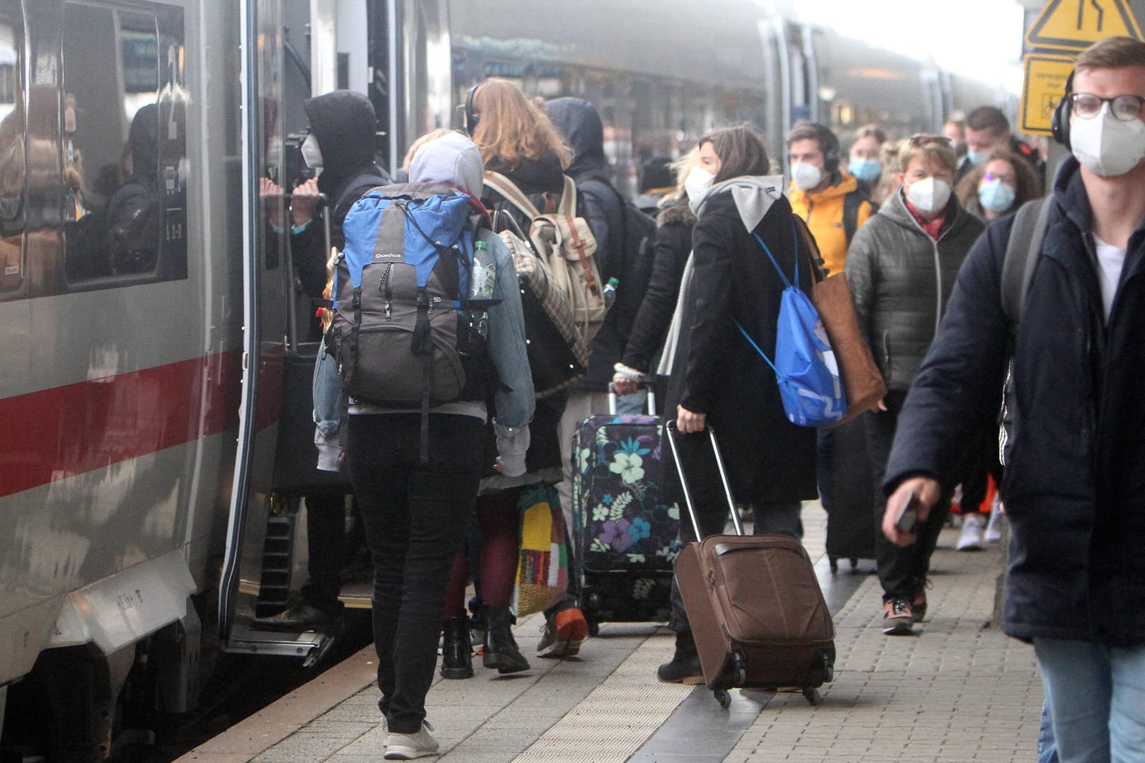 Menschen steigen in Mannheim in einen Zug (Symbolbild): An dem Bahnhof wurde ein Zweijährige ohne Mutter gefunden.