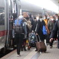 Menschen steigen in Mannheim in einen Zug (Symbolbild): An dem Bahnhof wurde ein Zweijährige ohne Mutter gefunden.
