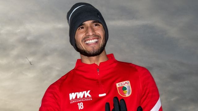 Lacht auf dem Trainigsgelände des FC Augsburg: Ricardo Pepi.