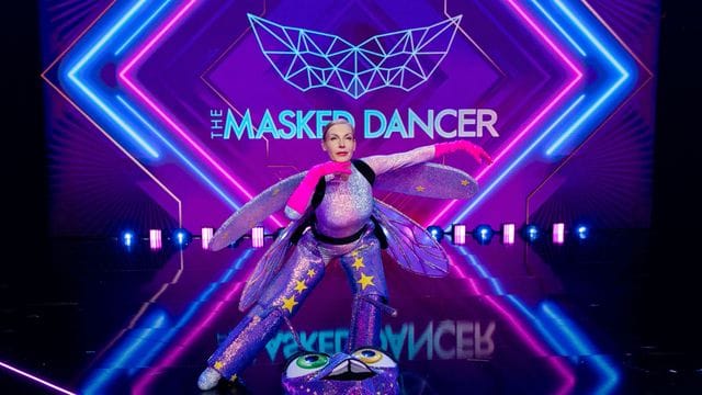 Enttarnt: Ute Lemper, Musicaldarstellerin, Chansonsängerin und Schauspielerin als Figur "Das Glühwürmchen" in der Prosieben-Show "The Masked Dancer".