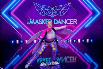 Enttarnt: Ute Lemper, Musicaldarstellerin, Chansonsängerin und Schauspielerin als Figur "Das Glühwürmchen" in der Prosieben-Show "The Masked Dancer".