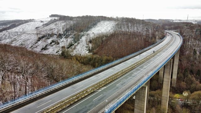 Die Talbrücke Rahmede: Aufgrund von zu vielen Schäden muss sie abgerissen werden.