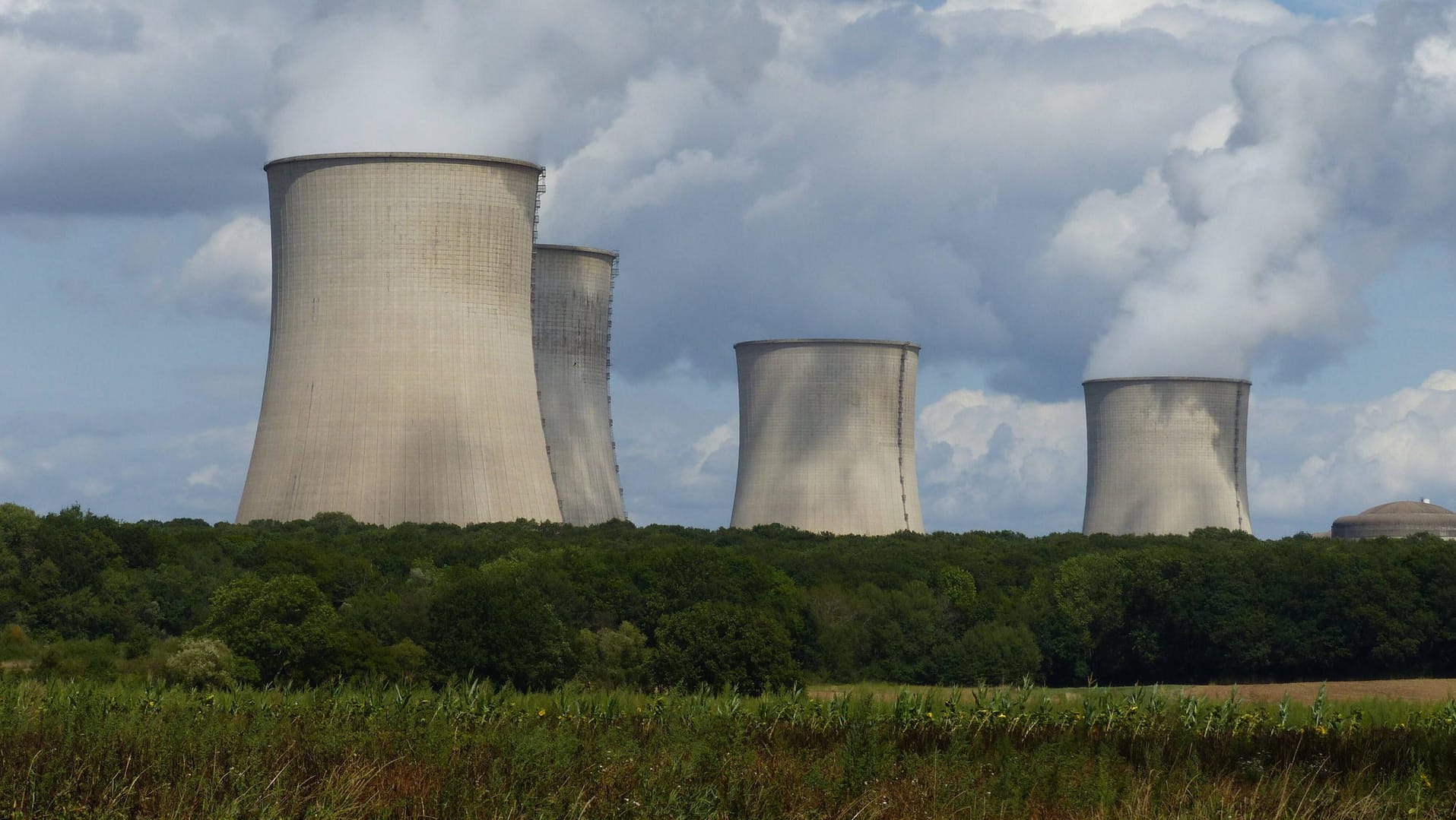 Kernkraftwerk von Cattenom in Frankreich (Symbolbild): Während Deutschland aussteigt, setzt die französische Regierung weiter auf Kernenergie.