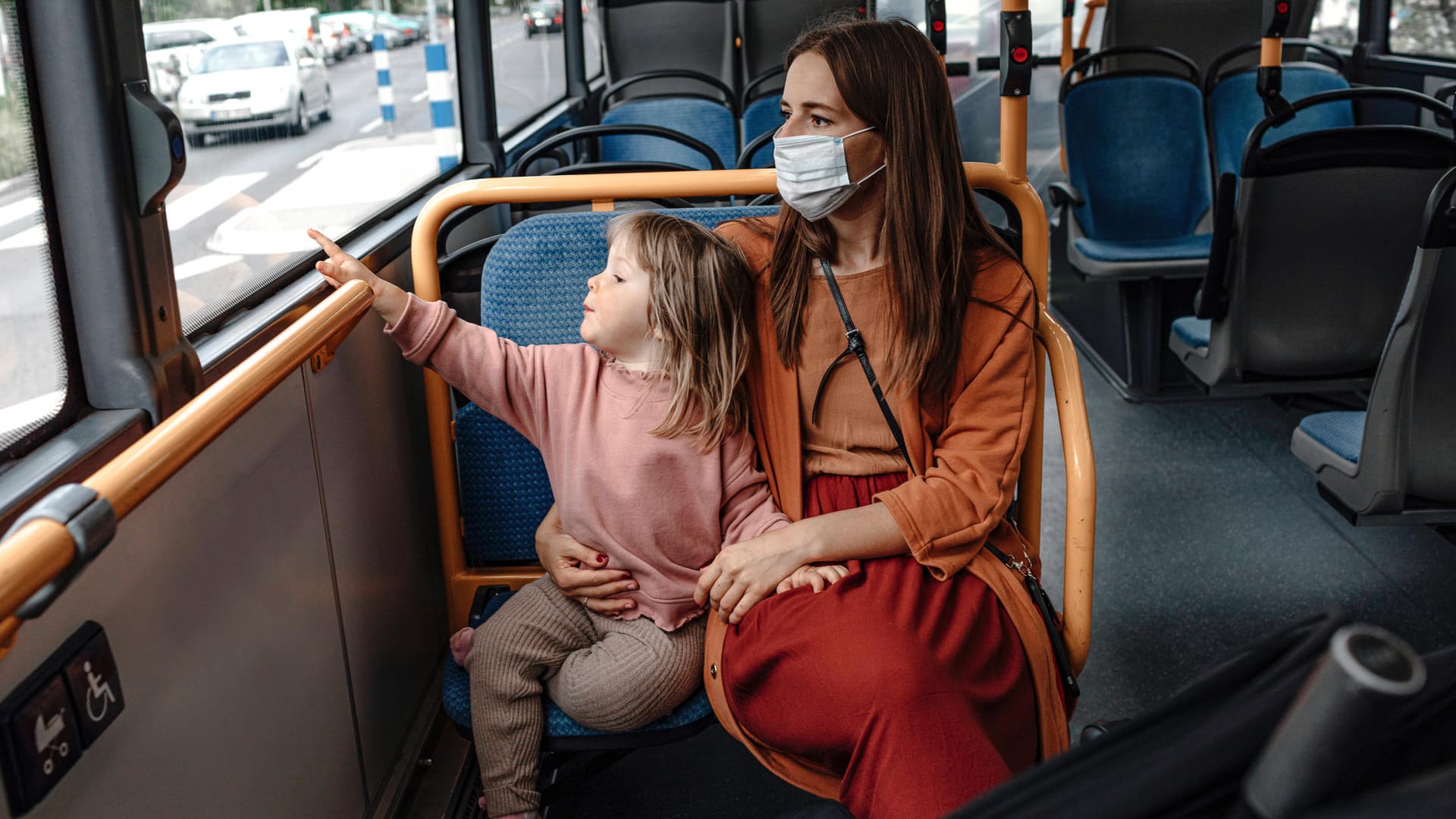 Eine Mutter und ein Kind sitzen in einem Bus (Symbolbild): Ab dem 10. Januar reicht eine Bestätigung des Impftermins als Ticket zum Impfzentrum. Eine Mutter und ein Kind sitzen in einem Bus (Symbolbild): Ab dem 10. Januar reicht eine Bestätigung des Impftermins als Ticket zum Impfzentrum.