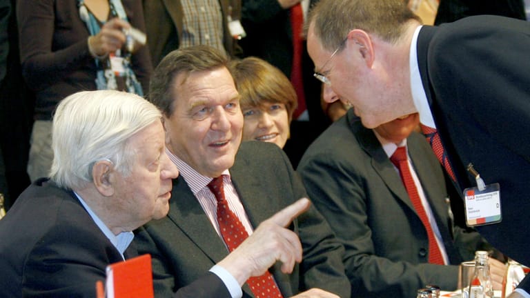 2008: Die Alt-Bundeskanzler Helmut Schmidt (l) und Gerhard Schröder unterhalten sich auf dem Sonderparteitag der SPD mit dem damaligen Bundesfinanzminister Steinbrück.
