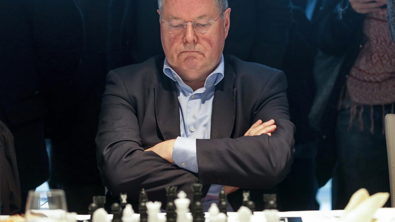 2016: Der ehemalige Kanzlerkandidat Peer Steinbrück (SPD) spielt eine Partie Simultanschach gegen den amtierenden Schachweltmeister Carlsen.