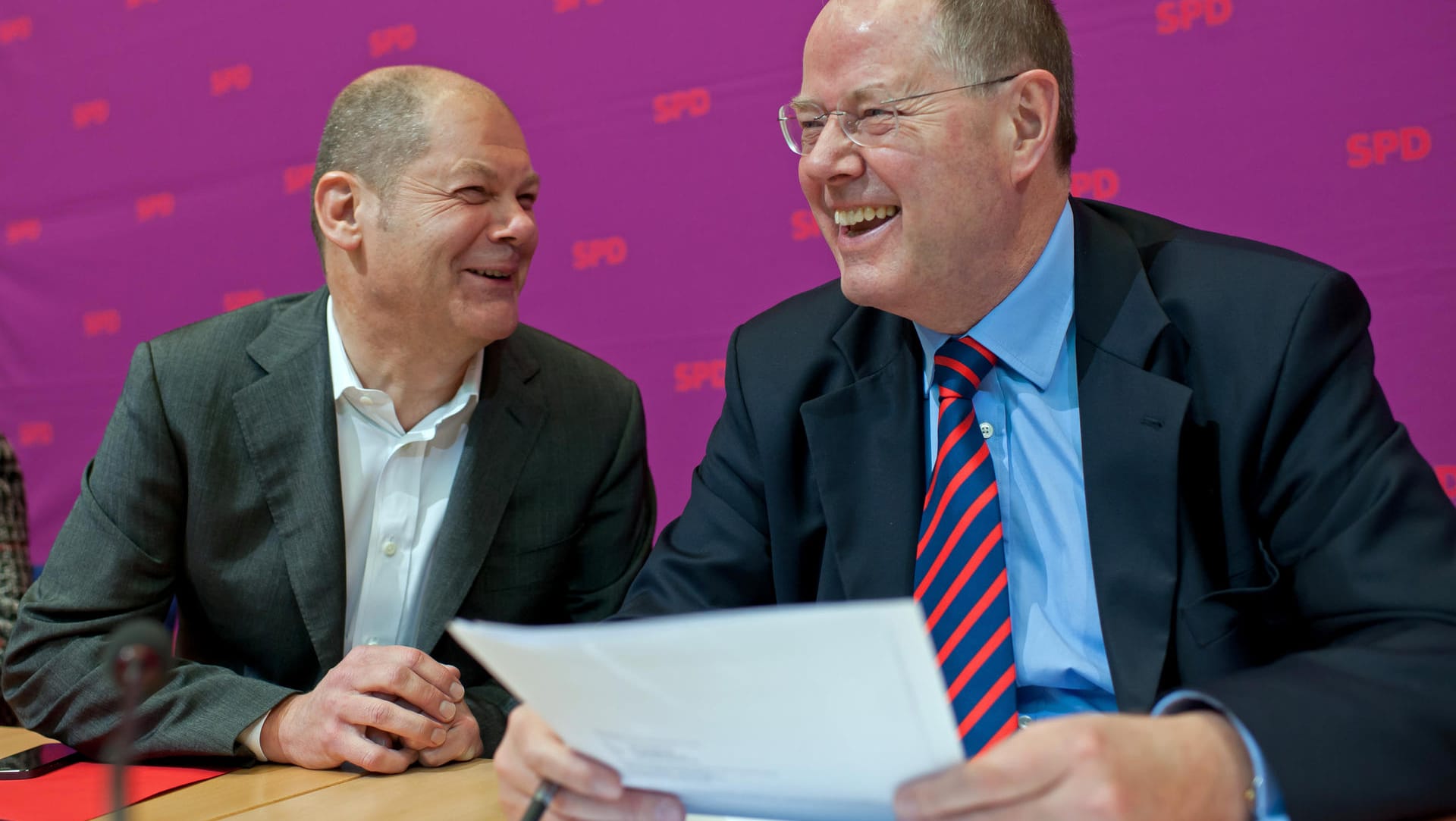 2012: Der damals designierte SPD-Kanzlerkandidat, Peer Steinbrück (r.), unterhält sich mit dem damaligen Ersten Bürgermeister von Hamburg, Olaf Scholz (SPD).