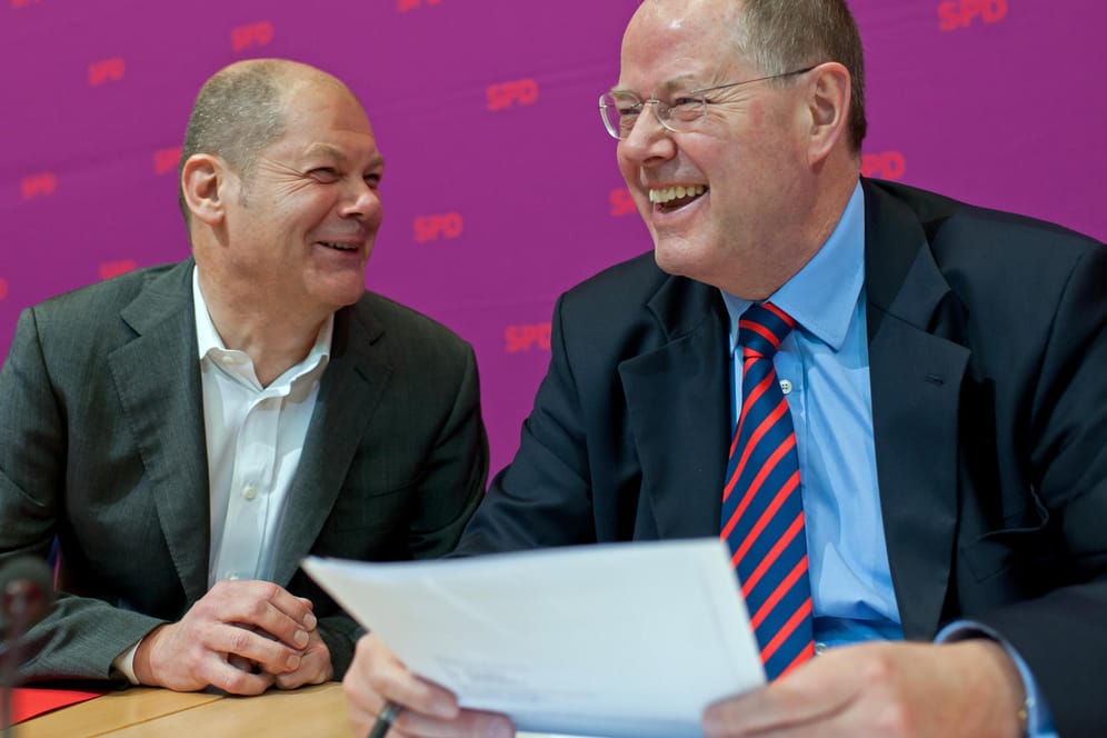 2012: Der damals designierte SPD-Kanzlerkandidat, Peer Steinbrück (r.), unterhält sich mit dem damaligen Ersten Bürgermeister von Hamburg, Olaf Scholz (SPD).