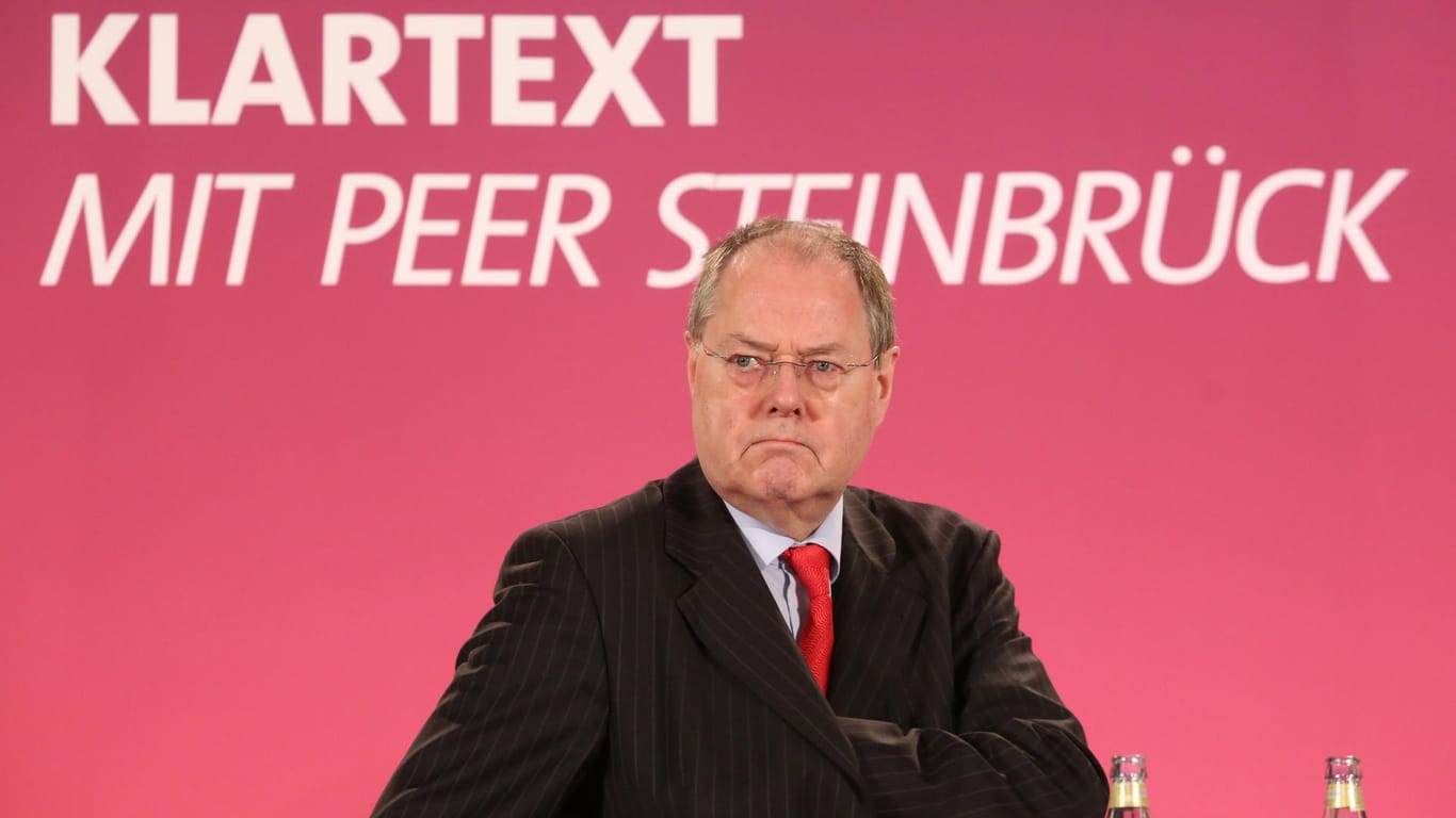 Der damalige SPD-Kanzlerkandidat Peer Steinbrück hört bei der Veranstaltungsreihe "Klartext" auf eine Zuschauerfrage.