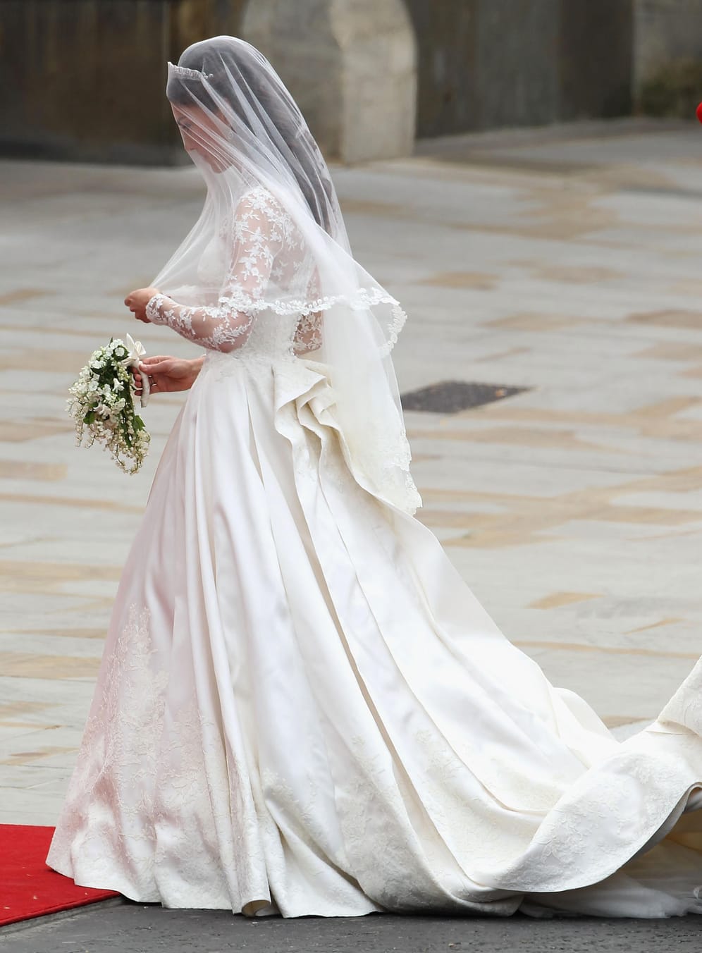 April 2011: Kate und William heiraten in der Westminster Abbey. Ihre Schwester Pippa ist Trauzeugin und trägt ihre Schleppe.