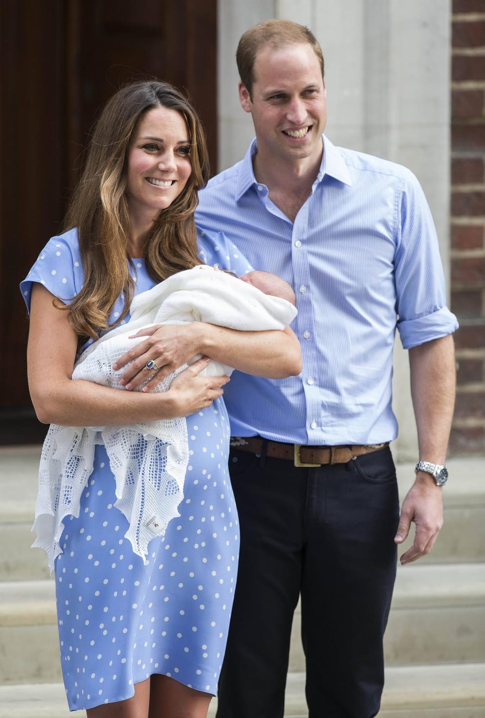 Juli 2013: Die stolzen Eltern zeigen der Öffentlichkeit ihr erstes Baby: Prinz George. Im St. Mary’s Hospital erblickte ihr Sohn das Licht der Welt.