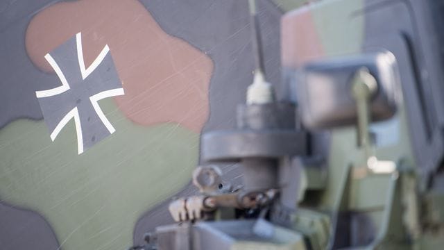 Das Hoheitszeichen der Bundeswehr, das Schwarzes Kreuz, auf einem Raketenwerfer. Das Hoheitszeichen der Bundeswehr, das Schwarzes Kreuz, auf einem Raketenwerfer.