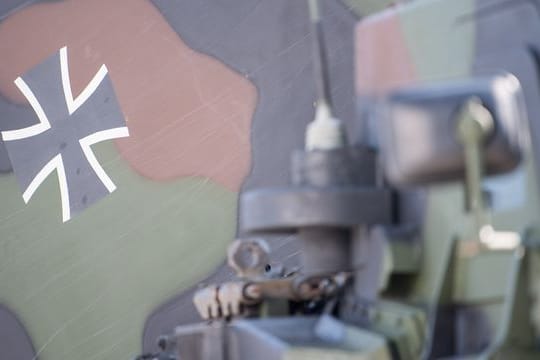 Das Hoheitszeichen der Bundeswehr, das Schwarzes Kreuz, auf einem Raketenwerfer.