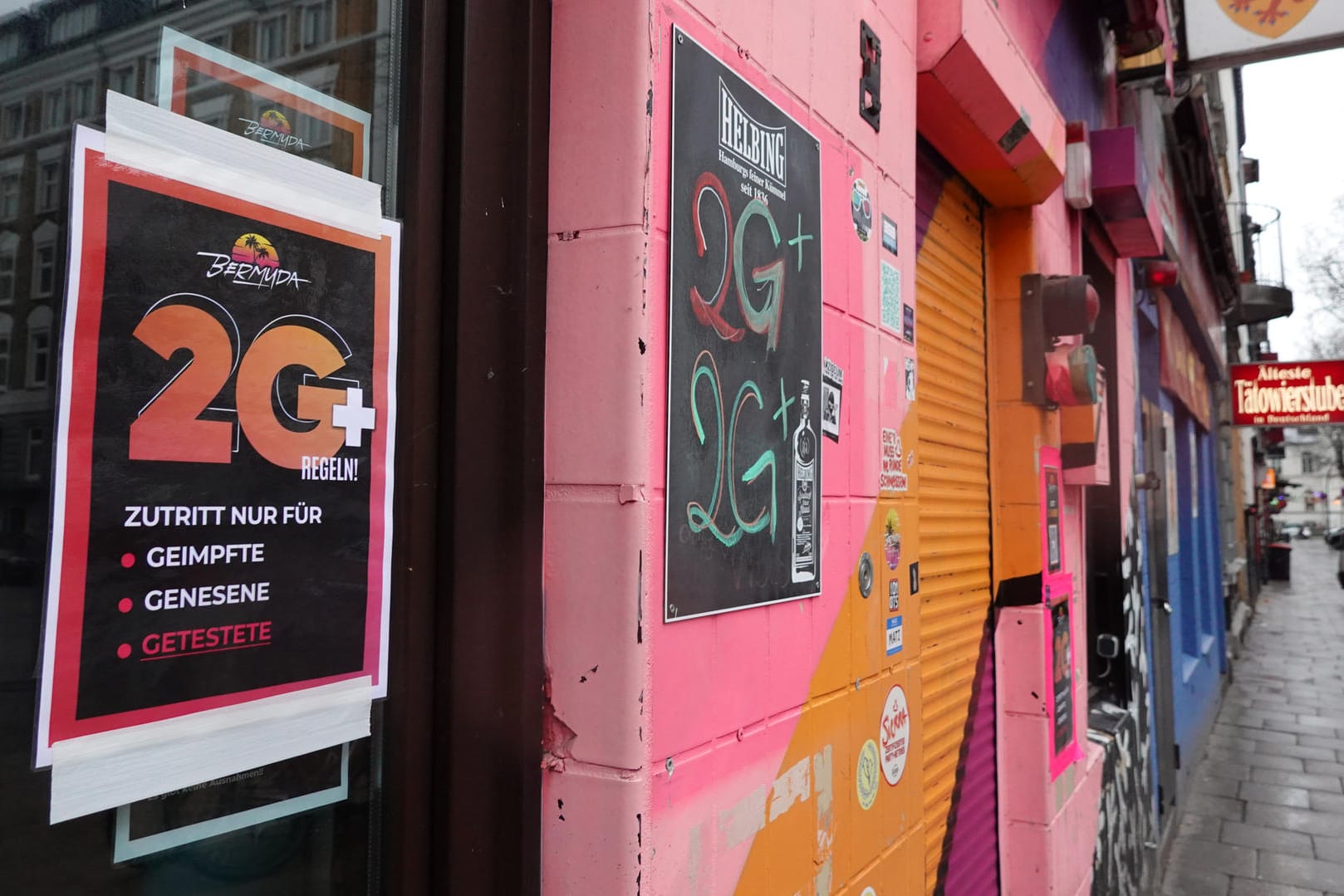 Gaststätte in Hamburg: Auch Genesene und doppelt Geimpfte müssen bei Bar- und Restaurantbesuchen künftig einen Schnelltest vorlegen.