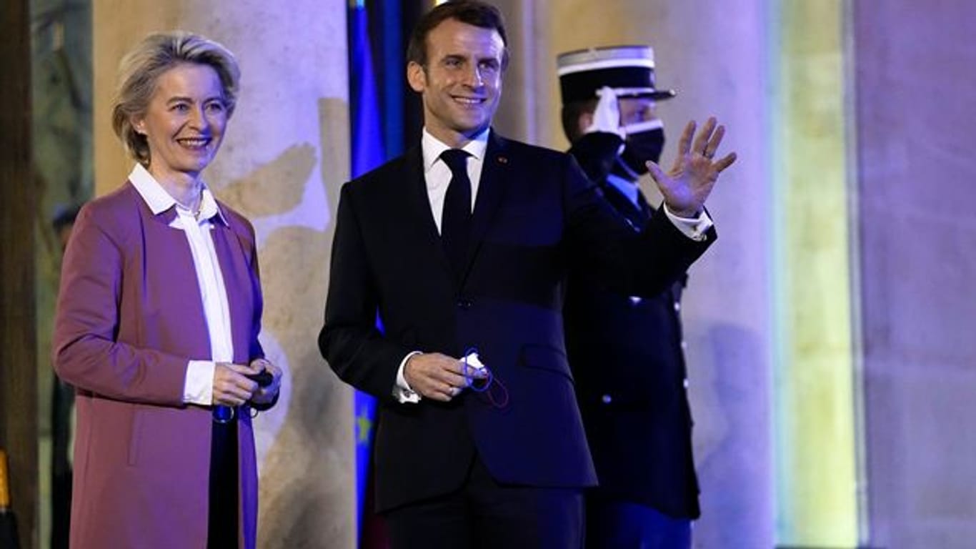 Emmanuel Macron begrüßt Ursula von der Leyen im Élysée-Palast.