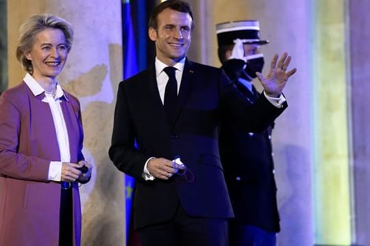 Emmanuel Macron begrüßt Ursula von der Leyen im Élysée-Palast.