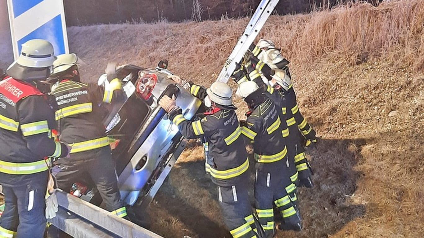Einsatzkräfte der Feuerwehr am Unfallwagen: Der Fahrer überlebte den Unfall.