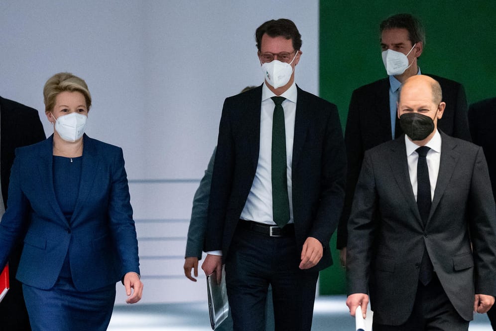 Berlins Bürgermeisterin Franziska Giffey, NRW-Ministerpräsident Hendrik Wüst und Kanzler Olaf Scholz: Sie berieten heute mit den anderen Länderchefs beim Corona-Gipfel.