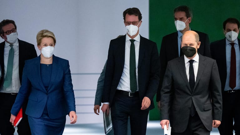 Berlins Bürgermeisterin Franziska Giffey, NRW-Ministerpräsident Hendrik Wüst und Kanzler Olaf Scholz: Sie berieten heute mit den anderen Länderchefs beim Corona-Gipfel.
