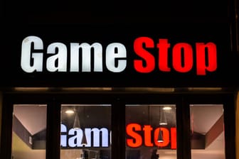 Eine Gamestop-Filiale im italienischen Palermo (Symbolbild): Ein Insider hat berichtet, das Unternehmen werde ins Geschäft mit digitaler Kunst einsteigen.