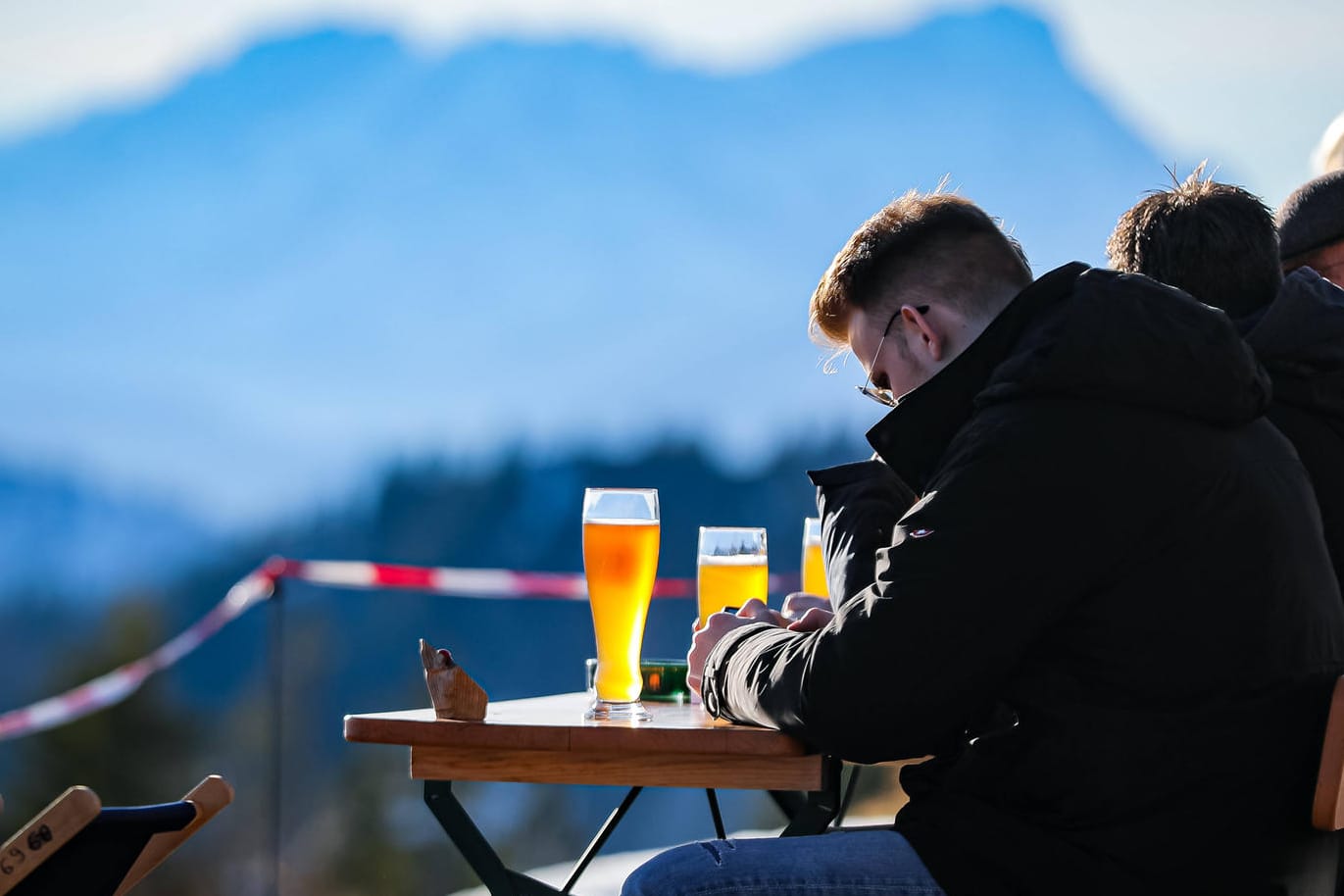 Café-Beuscher auf dem Brauneck bei Lenggries: Für Gaststätten wird eine 2G-plus-Regelung eingeführt.