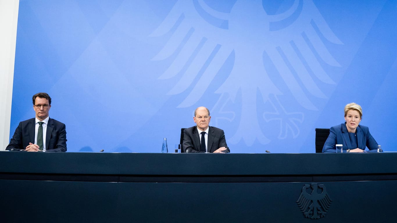 Corona-Gipfel in Berlin: Ministerpräsidenten verkünden mit Bundeskanzler Olaf Scholz die Ergebnisse ihrer Beratungen.