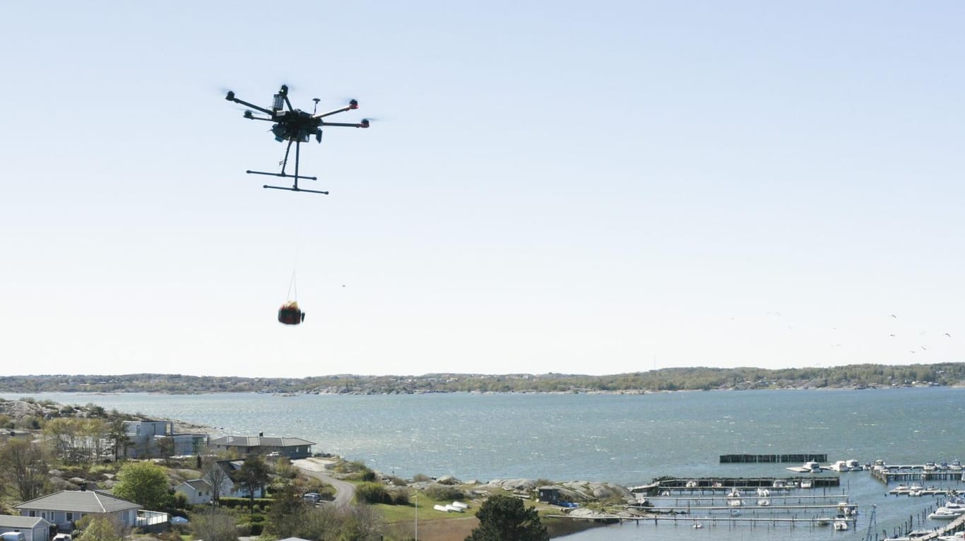 Eine Erste-Hilfe-Drohne mit Fracht (Symbolbild): Drohnen können weit mehr sein als nur ein Spielzeug für Erwachsene.