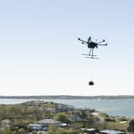 Eine Erste-Hilfe-Drohne mit Fracht (Symbolbild): Drohnen können weit mehr sein als nur ein Spielzeug für Erwachsene.