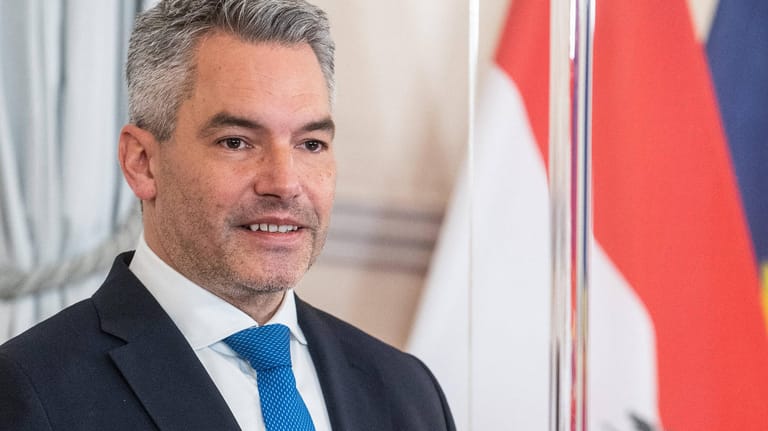 Österreichs Bundeskanzler Karl Nehammer: Der ÖVP-Politiker soll sich bei einem Sicherheitsmann mit dem Coronavirus angesteckt haben.