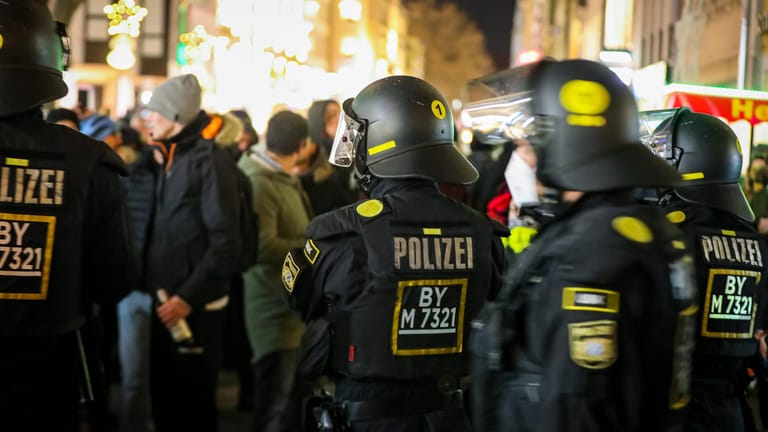 Polizisten in München (Archivbild): Auf der unangemeldeten Demonstration kam es zu Ausschreitungen.