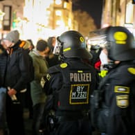 Polizisten in München (Archivbild): Auf der unangemeldeten Demonstration kam es zu Ausschreitungen.