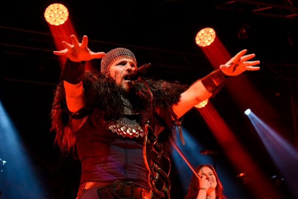 Die deutsche Mittelalter-Metal-Band Feuerschwanz hat es an die Spitze der deutschen Album-Charts geschafft.