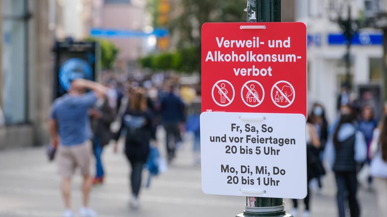 Alkoholverbot in der Düsseldorfer Altstadt (Archivbild): Auch nach der Pandemie will die Stadtspitze mehr Möglichkeiten, das Trinken in der Öffentlichkeit zu reglementieren.