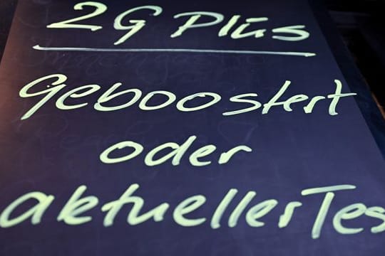 In Gaststätten soll bald bundesweit "2G plus" gelten. In Gaststätten soll bald bundesweit "2G plus" gelten.