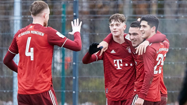 Torgefährliches Duo: Wanner (2. v. li.) und Ibrahimovic (3. v. li.) mit der Bayern-U19 beim 7:2 gegen Mainz im Dezember 2021.