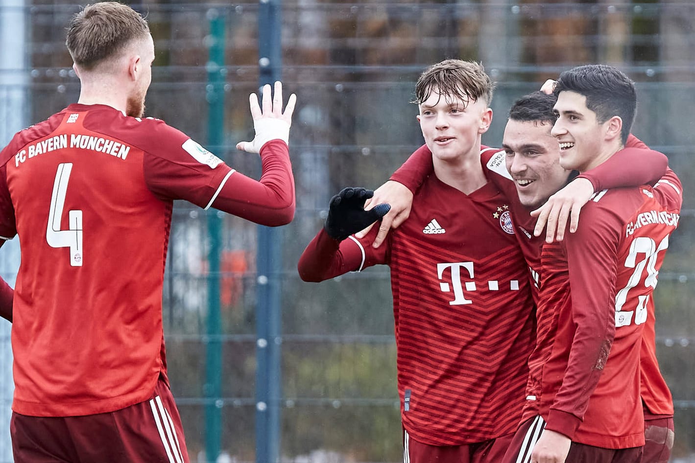 Torgefährliches Duo: Wanner (2. v. li.) und Ibrahimovic (3. v. li.) mit der Bayern-U19 beim 7:2 gegen Mainz im Dezember 2021.