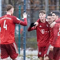Torgefährliches Duo: Wanner (2. v. li.) und Ibrahimovic (3. v. li.) mit der Bayern-U19 beim 7:2 gegen Mainz im Dezember 2021.