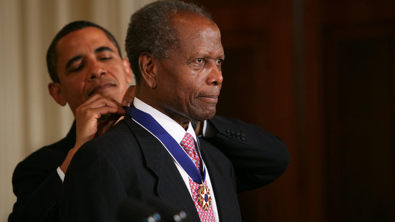 Barack Obama verlieh Sidney Poitier 2009 die höchste zivile Auszeichnung der USA: die "Presidential Medal of Freedom".