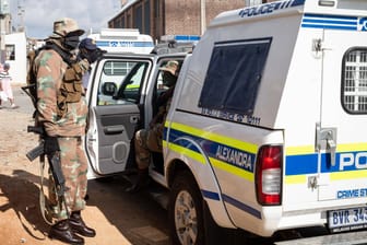 Einsatz von Polizei und Militär in einem Johannesburger Township: Mit mehr als 2.500 Fällen gilt die Metropolregion als Hotspot der Entführungswelle.