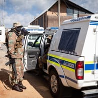 Einsatz von Polizei und Militär in einem Johannesburger Township: Mit mehr als 2.500 Fällen gilt die Metropolregion als Hotspot der Entführungswelle.
