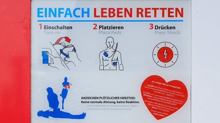 Eine Gebrauchsanweisung für einen Defibrillator (Symbolbild): Die wenigen einfachen Schritte können viel bewirken. Eine vorherige Herz-Lungen-Massage kann ein solches Schockgerät aber nicht ersetzen.