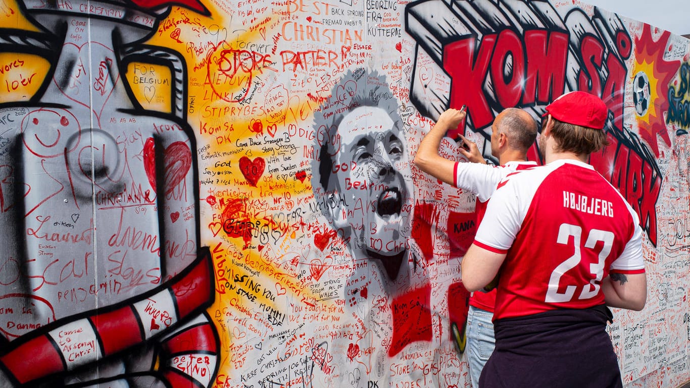 Fans schreiben im Juni 2021 ihre Genesungswünsche für Christian Eriksen auf eine Wand (Symbolbild): Der Vorfall löste weltweit Bestürzen aus. Im Krankenhaus wurde Eriksen ein Mini-Defibrillator eingesetzt.