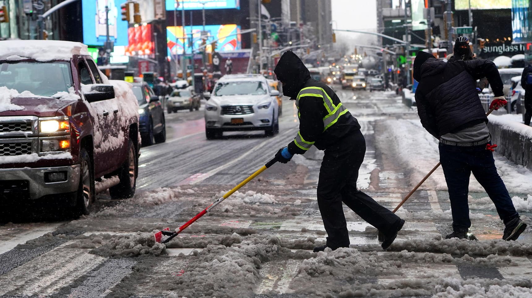 Helfer schippen Schnee am Times Square in New York: Zuletzt traf Anfang 2018 ein "Bombenzyklon" die Stadt.