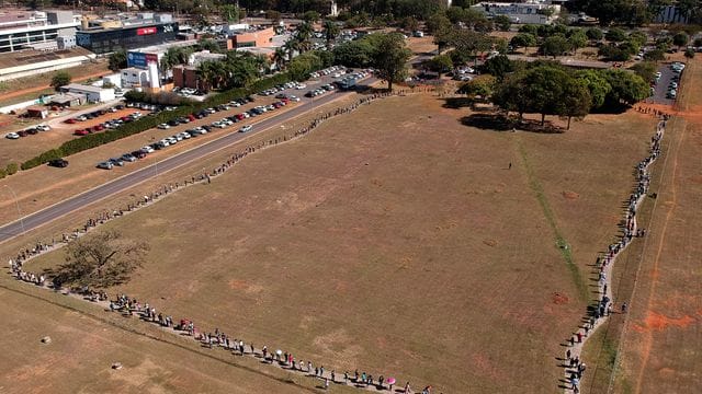 Impfwillige in Brasilia.