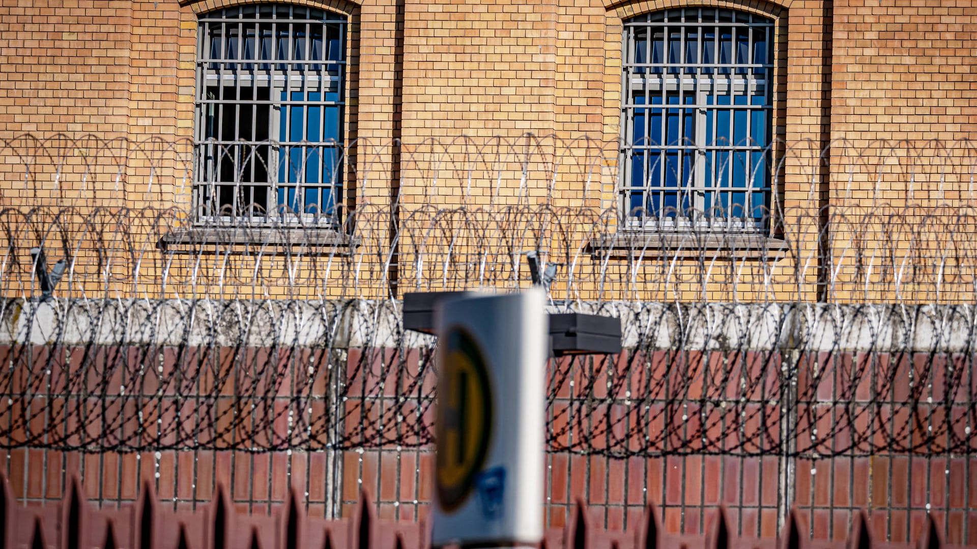 Blick auf eine Berliner Justizvollzugsanstalt (Symbolbild): Einem Medienbericht zufolge soll eine 15-Jährige in U-Haft sitzen, die bis vor kurzem vermisst war.