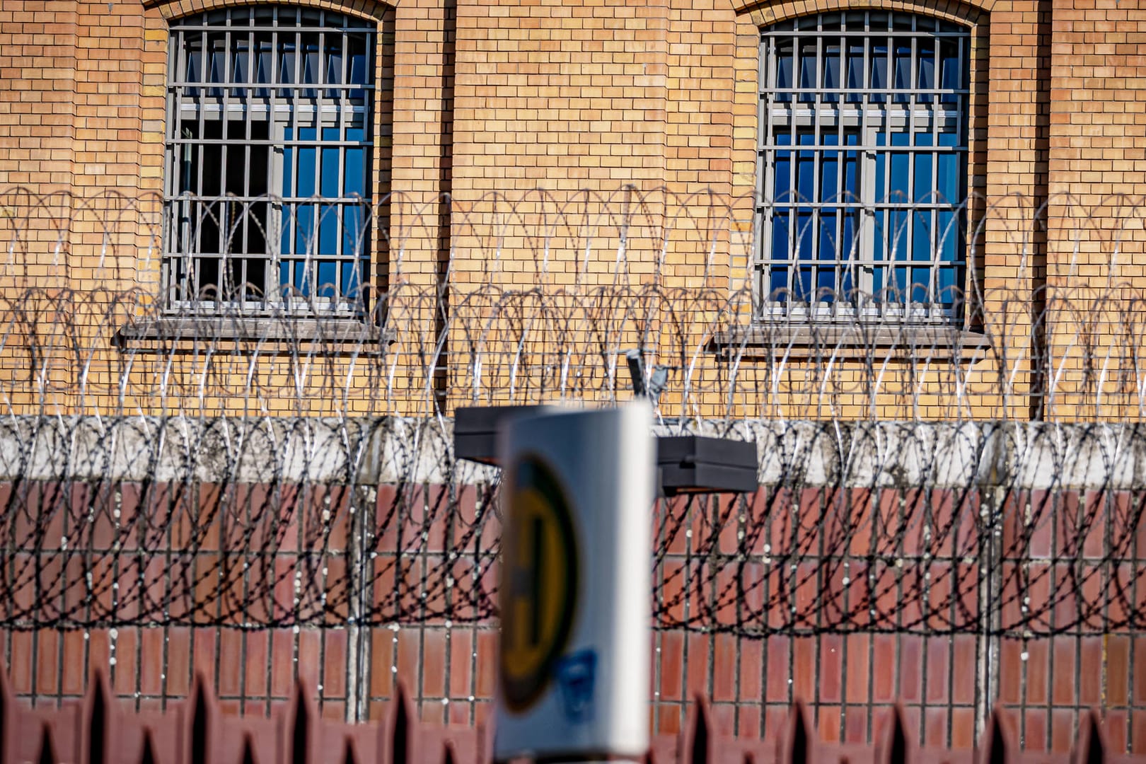 Blick auf eine Berliner Justizvollzugsanstalt (Symbolbild): Einem Medienbericht zufolge soll eine 15-Jährige in U-Haft sitzen, die bis vor kurzem vermisst war.