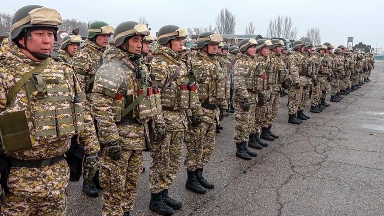 Kirgisische Soldaten vor ihrem Flug nach Kasachstan: Kirgistan gehört zur russisch geführten Organisation des Vertrags über kollektive Sicherheit (OVKS).